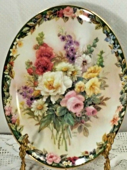 Forever in Bloom: Celebrating the Essence of Lena Liu's Limited Edition Cameos - Picture 4 of 6